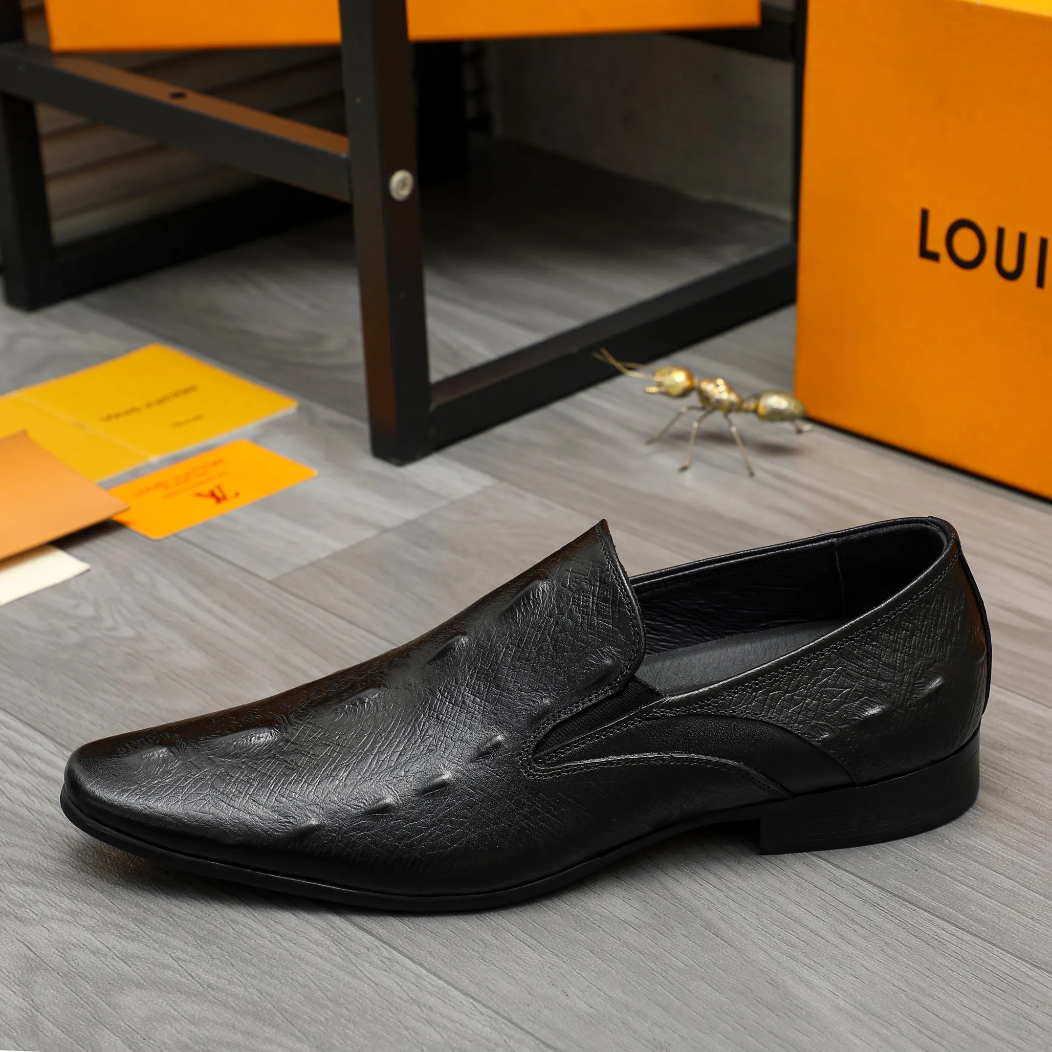 Men's shoes 💰500 Product trademark: LV "Louis Vuitton" business casual slip-on leather shoes Regular size: 37-46 Product material: Selected high-quality embossed cowhide upper, pigskin lining, rubber outsole